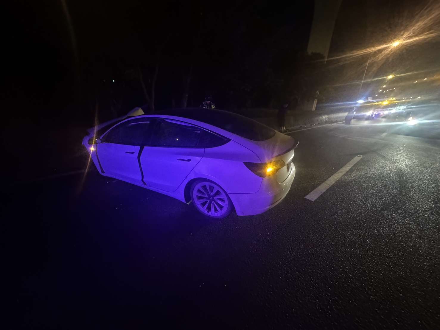 【有片】深夜恍神釀禍!特斯拉國1南崁路段猛撞護欄 車頭全毀 S 58466315 0
