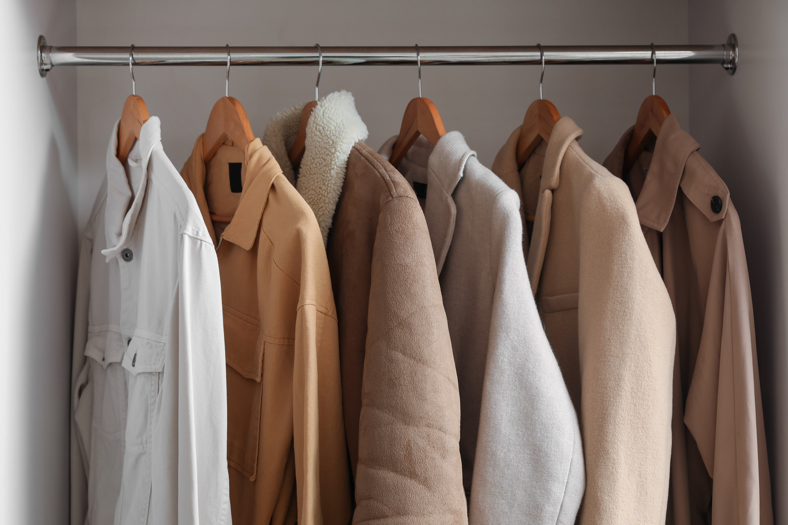 女生衣櫃裡存放沒穿過的衣服，其實很正常，因為很多時候，女生擁有某些衣服會感到快樂與滿足。圖/123RF圖庫