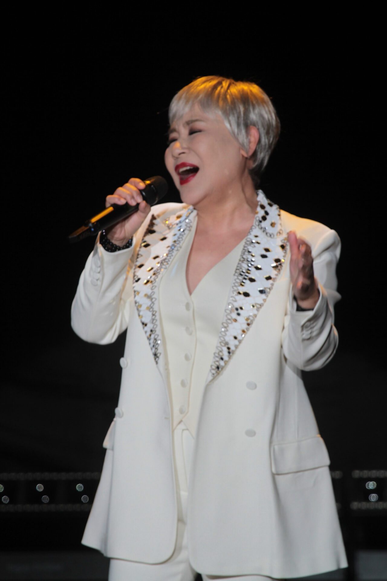 黃小琥台中場大腿舞與全民共舞 開場燈十次只為看清觀眾臉