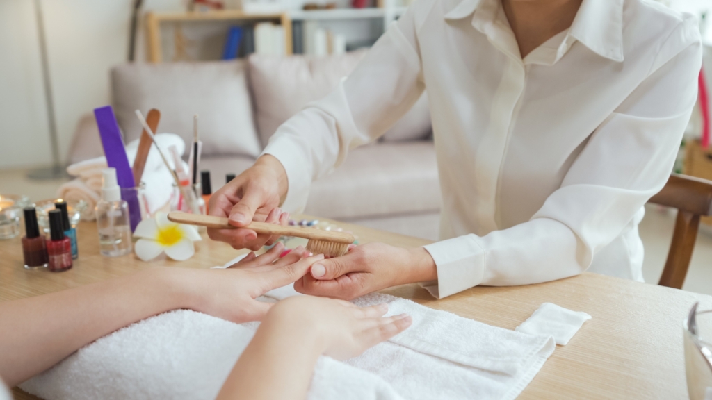 女生每個月的小快樂，就是去做美甲或者是做保養，小氣男聽了馬上皺眉。圖/123RF圖庫