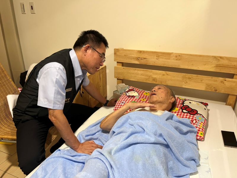 《圖說》黃信仁訪視關懷82歲的賴汀生伯伯。〈臺北市榮服處提供〉