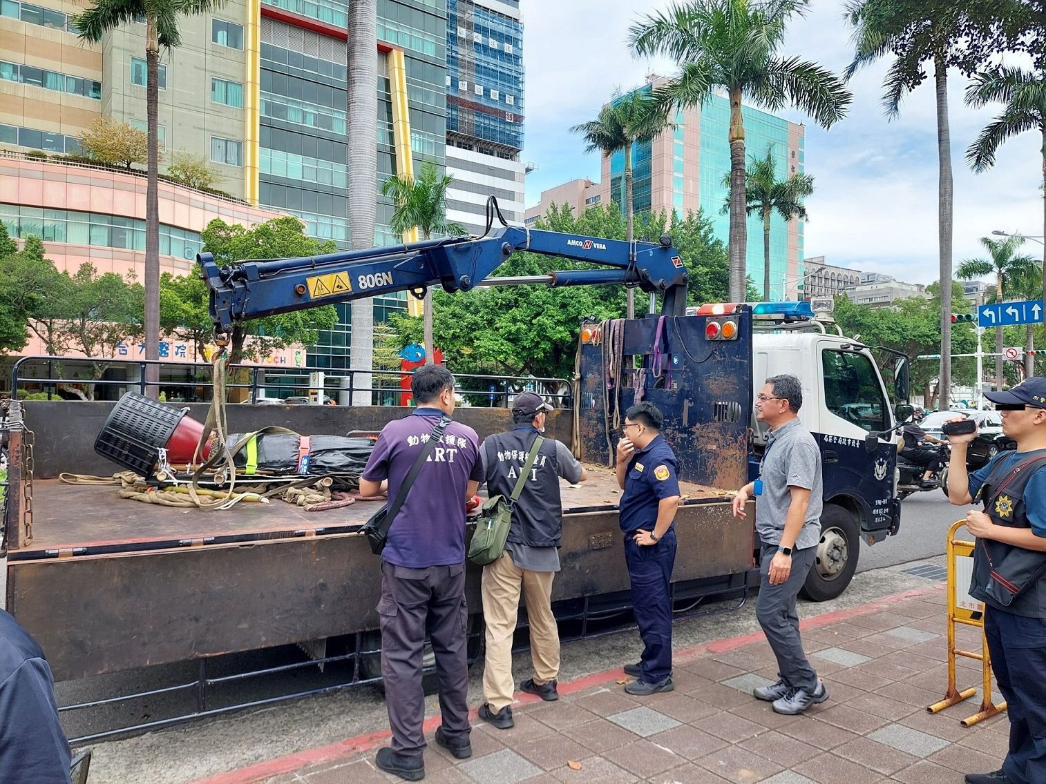 史上最狂抗議！飼主不滿斷生計　載3米巨鱷直衝立院 | 索引新聞 INDEX News