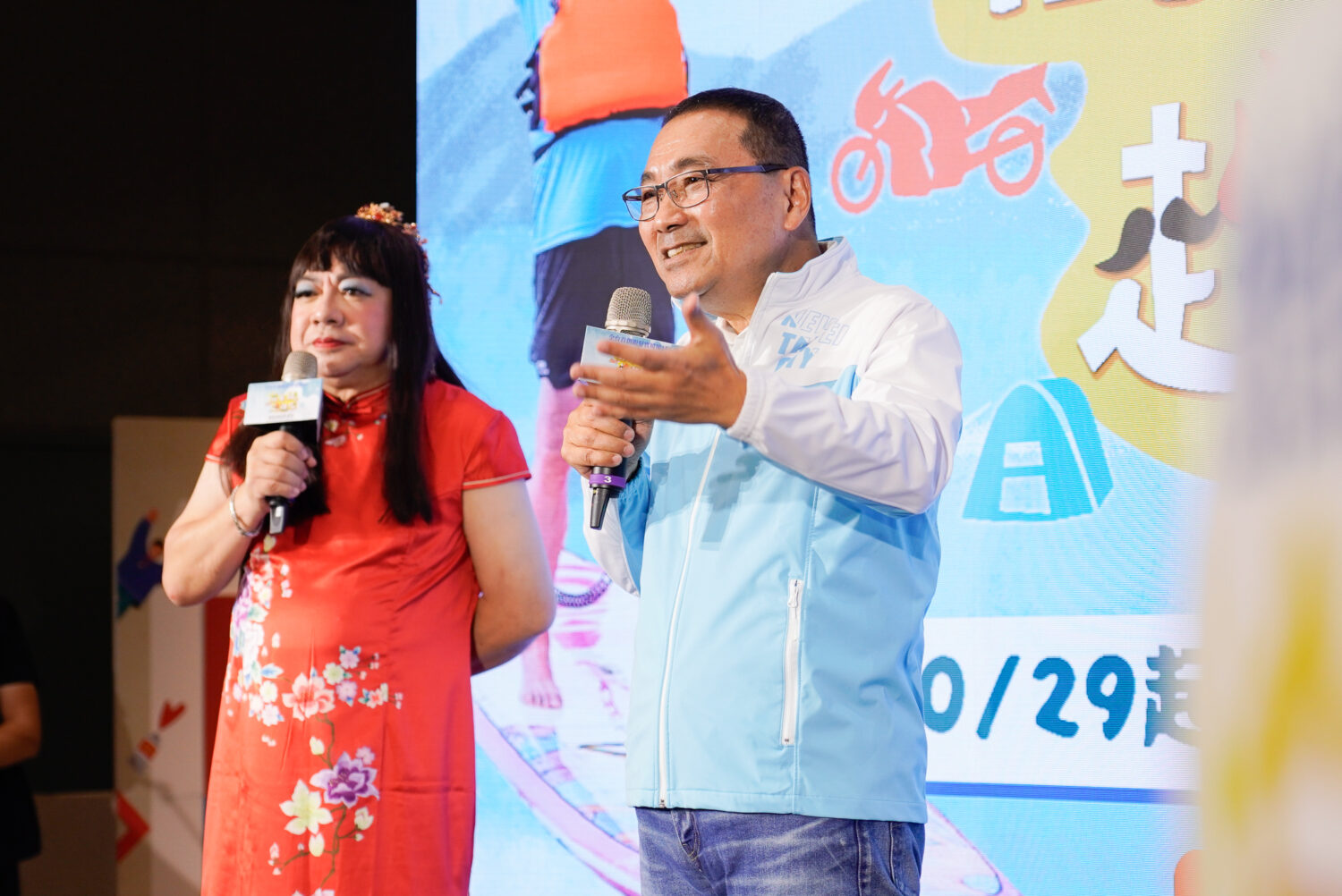 新北市長侯友宜(右)新北打造全銀髮實境秀，特邀「董月花」主持，帶著藝人朋友與新北長輩上山下海，極限挑戰。(圖/新北市政府社會局 提供)