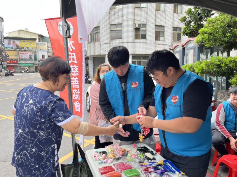圖文:慈善會共同挽袖捐熱血匯聚成希望 霧峰捐血湧百人響應、台中市社會福利事業協進會、大里三賢宮理事長許大實/提供。