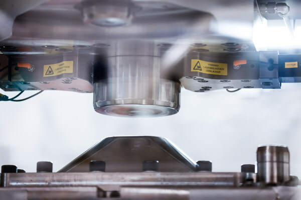 Cell Impact 已與一家領先的亞洲汽車製造商簽署協議，負責生產並交付一套用於製造流場板的成型工具。