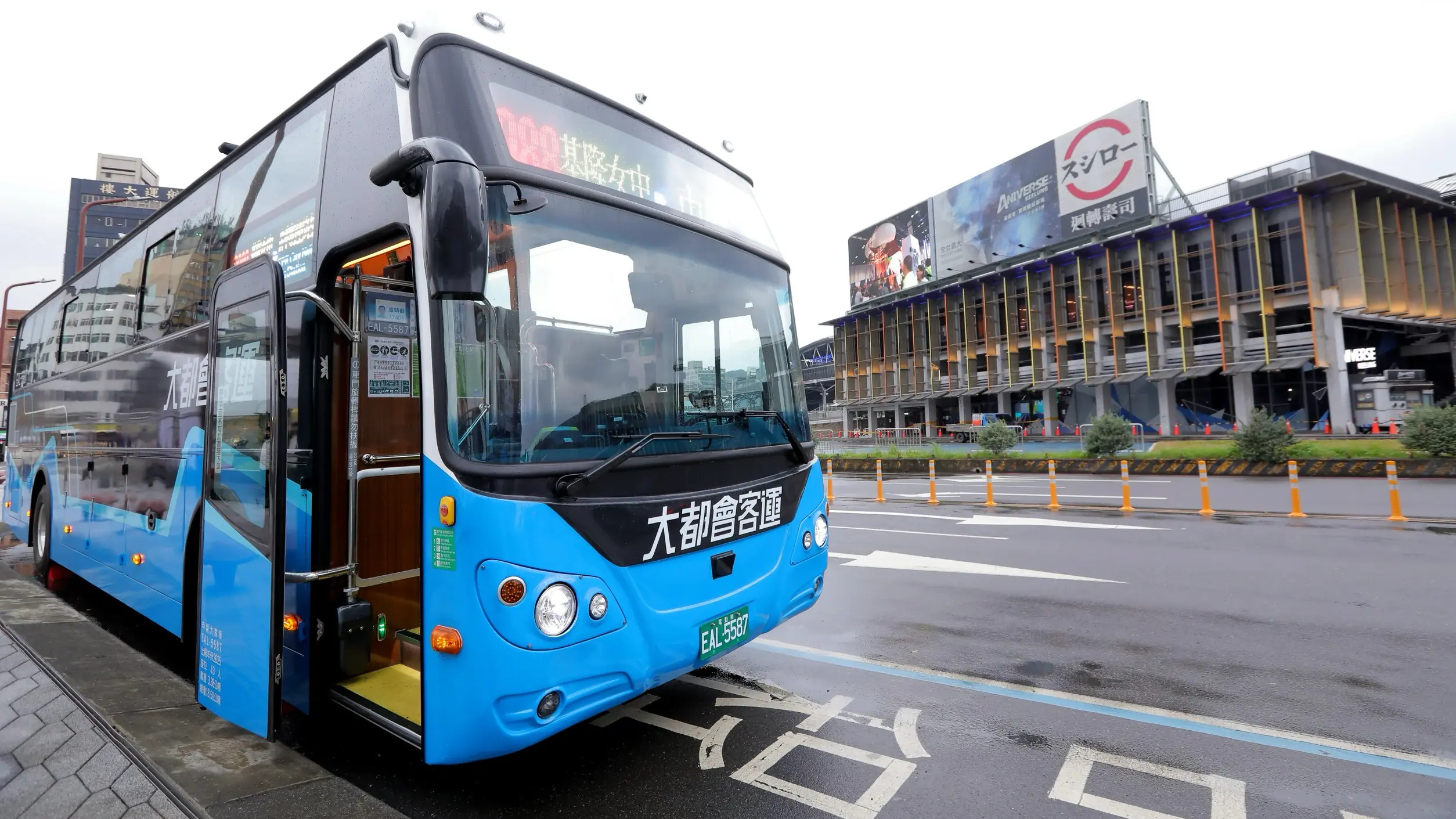 基隆往返台北的快捷公車2088是熱門路線，每天多達8100人次搭乘，昨又引進33輛全新城際電動巴士加入營運，加大運能。