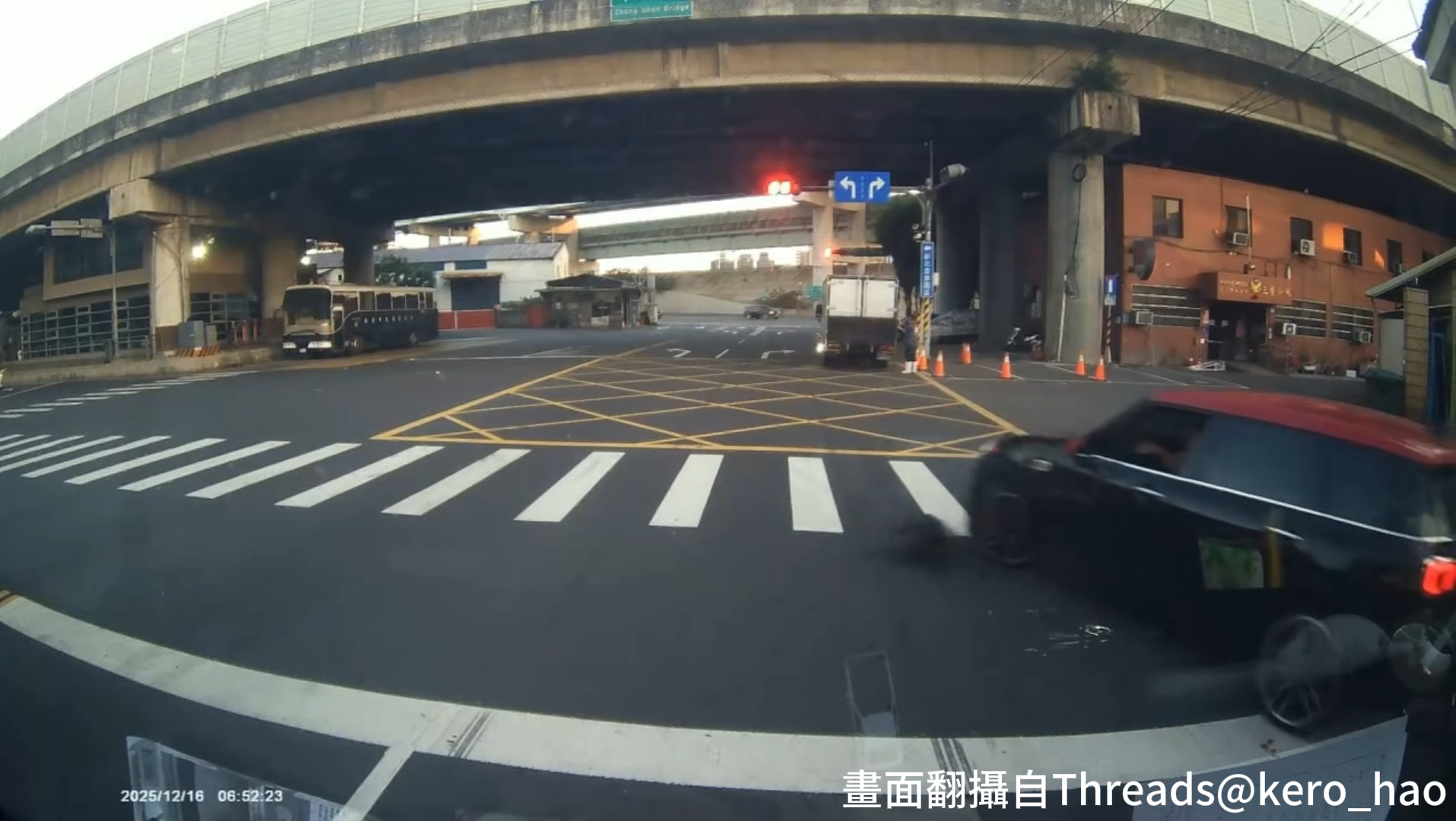 新北市三重區1名駕駛黑色MINI COOPER的男子,先是公然違規紅燈迴轉,無視車前有隻黑狗直接將其撞翻,甚至前輪輾過後,車輛有明顯彈跳後也裝作無事發生一般,持續加速連帶後輪再次輾過黑狗。