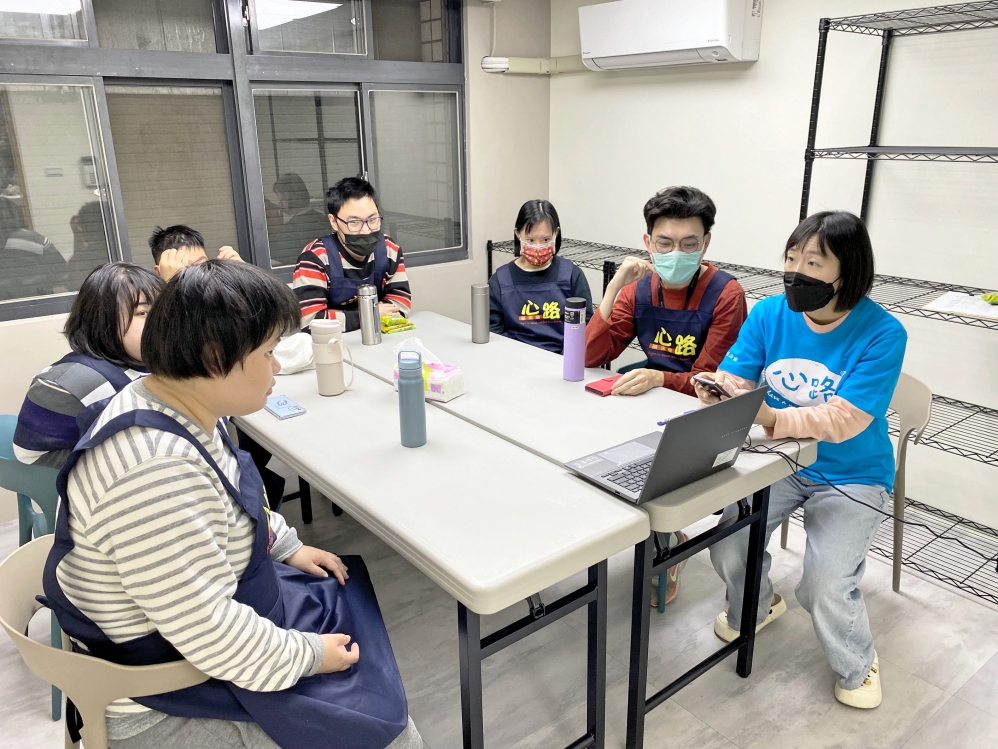 小作所服務對象在輕鬆愉快的唱歌活動中互動交流並增進自信與社交能力圖_心路基金會_Fotor - 報新聞 Mega News
