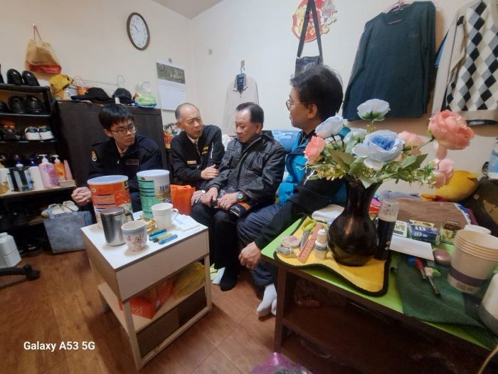《圖說》徐木生關懷大同區年長榮民,致贈保暖物資及營養補給品三〈臺北市榮服處提供〉
