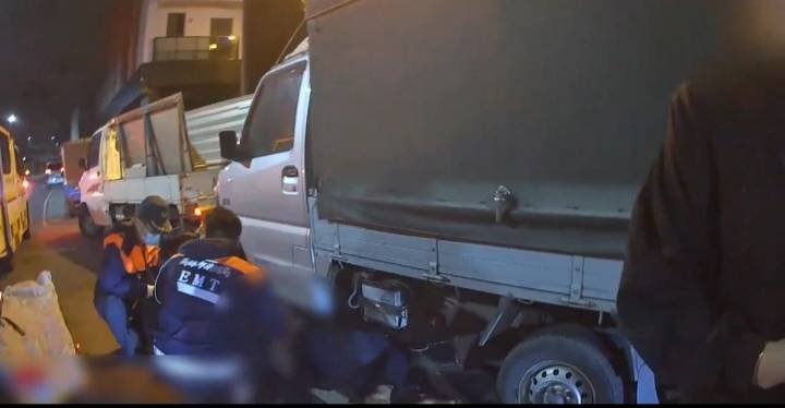 田男中槍倒地，救護人員包紥送醫。翻攝畫面