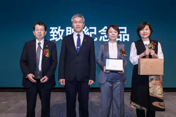 由左至右：福島縣金山町副町長栗田哲也、台北捷運副總經理詹文滔、公益財團法人日本台灣交流協會台北事務所新聞文化部長代理室長古跡優香、中華民國外交部亞東太平洋司總幹事張淑玲於活動現場互贈紀念品並合影，象徵台日鐵道文化交流與城市合作情誼深化。圖/主辦單位