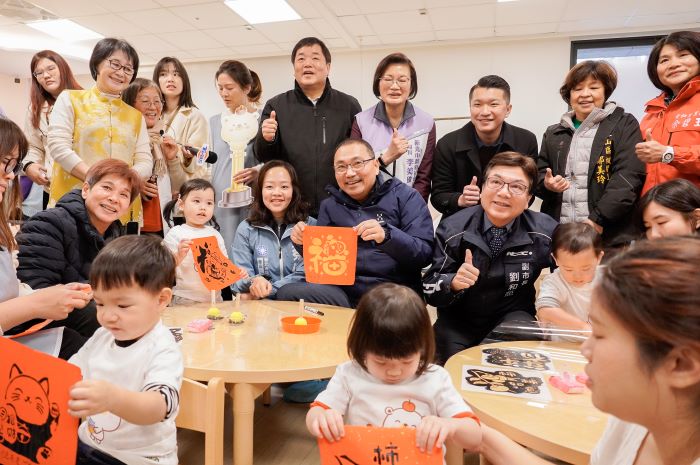 《圖說》新北市長侯友宜、副市長劉和然與家長及幼兒互動,一起DIY章蓋印春聯。〈社會局提供〉