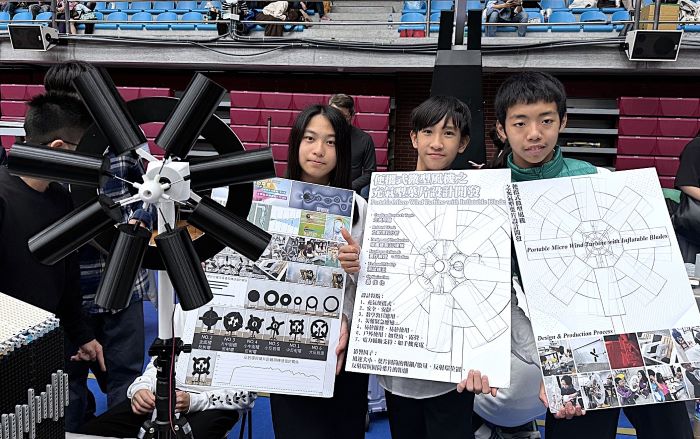 《圖說》土城國中李允芸(左)、黃振軒(右)、薛庭任(中)同學對科學研究很有興趣,設計「便攜式充氣型葉片微型風機」作品,榮獲銅牌殊榮。〈教育局提供〉