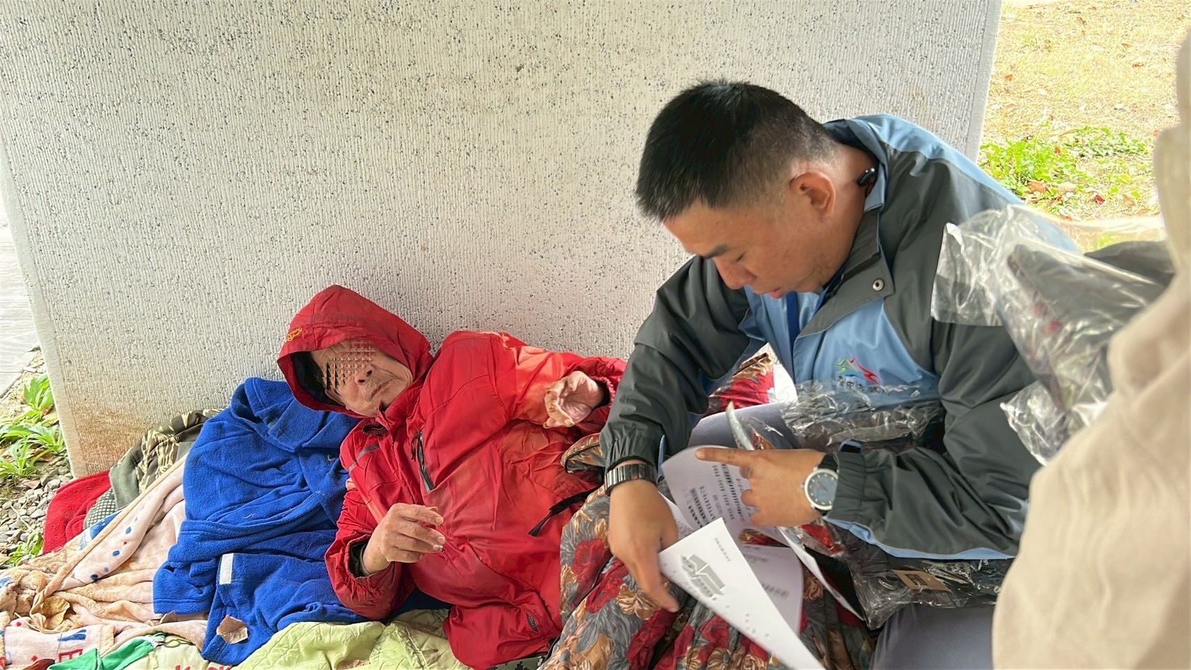 圖 社工關懷街友發放禦寒物資 記者王偉翻攝