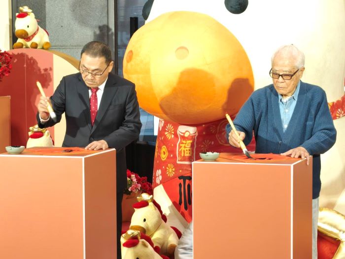 《圖說》市長侯友宜與百歲人瑞當場揮毫春聯。〈記者葉柏成攝〉