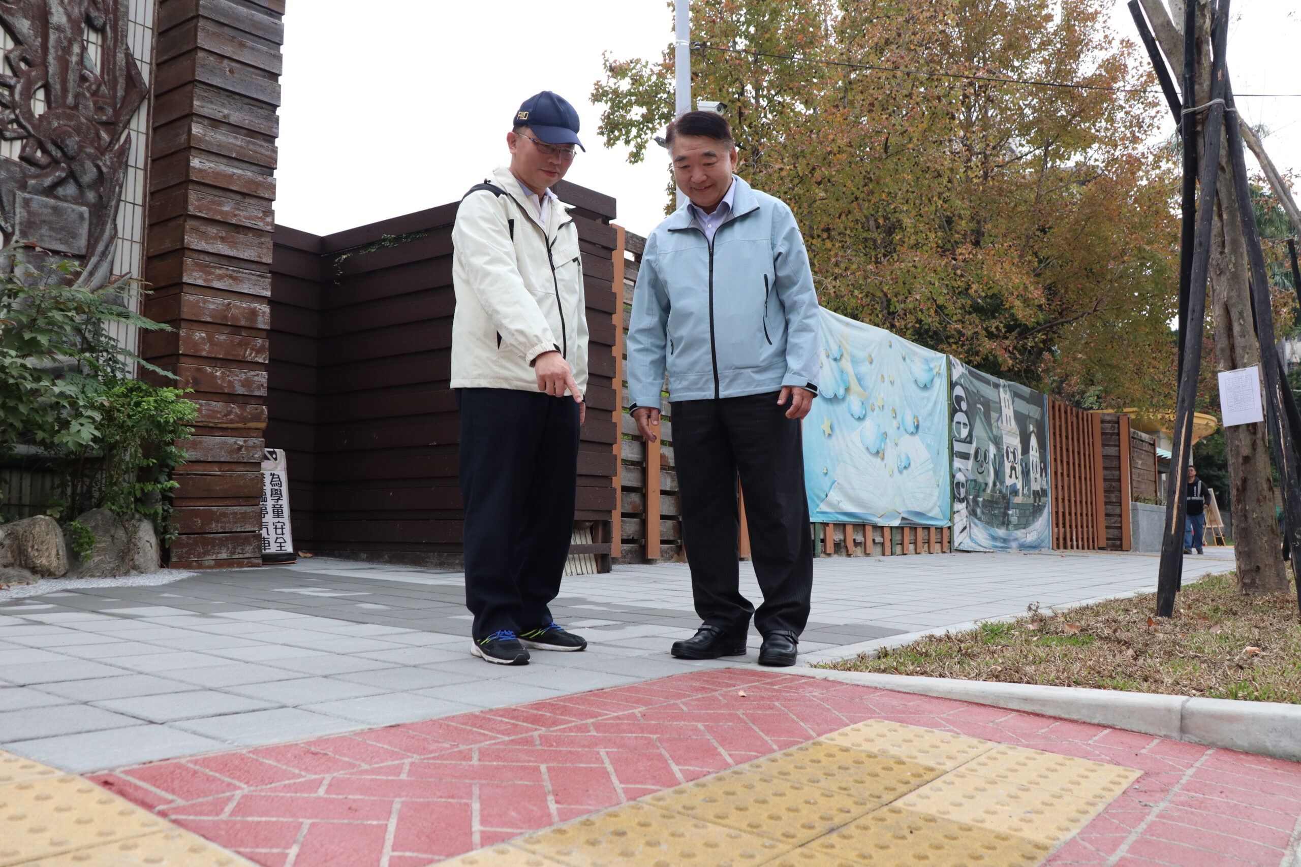 《圖說》工務局長馮兆麟(右)與養工處長鄭立輝仔細檢視永福國小通學廊道的改善工程。〈工務局提供〉