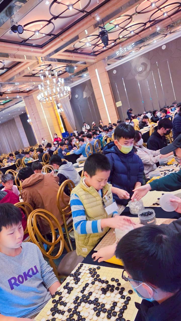 在獅王圍棋公開賽現場，小棋士們專注落子、靜心思考，在黑白棋盤間學習耐心與判斷，也在一盤盤對弈中累積成長的力量，展現圍棋陪伴孩子成長的溫暖風景。(德孝獅子會會長鍾齊賢提供)