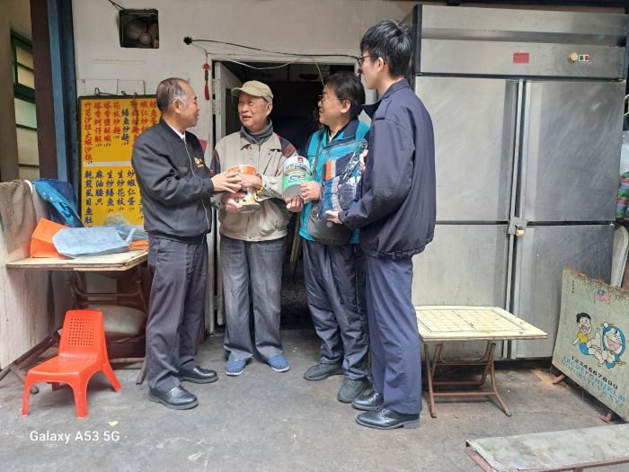 《圖說》徐木生關懷大同區年長榮民,致贈保暖物資及營養補給品二〈臺北市榮服處提供〉