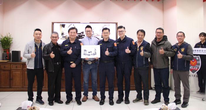 《圖說》貴賓合影,左起:頭前警友站副站長鍾禮全、立委吳秉叡服務處總督導葉德盛、警察局副局長林武宏、捐贈單位理事長陳昱翔、新莊分局長陳保緒、頭前派出所所長王昱翔、頭前警友站站長陳國德、市議員林秉宥、頭前警友站秘書游承璋。〈新莊分局提供〉