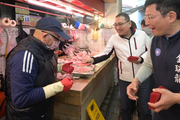 《圖說》侯友宜市長今日到中和枋寮市場發送新年福袋。〈經發局提供〉