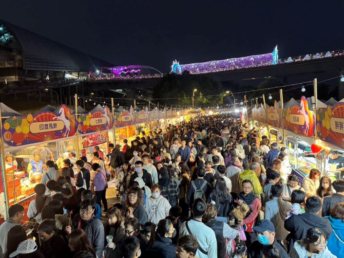 《圖說》新北燈會20日試營運以來至開幕短短3天,已吸引超過150萬人次湧入。〈民政局提供〉