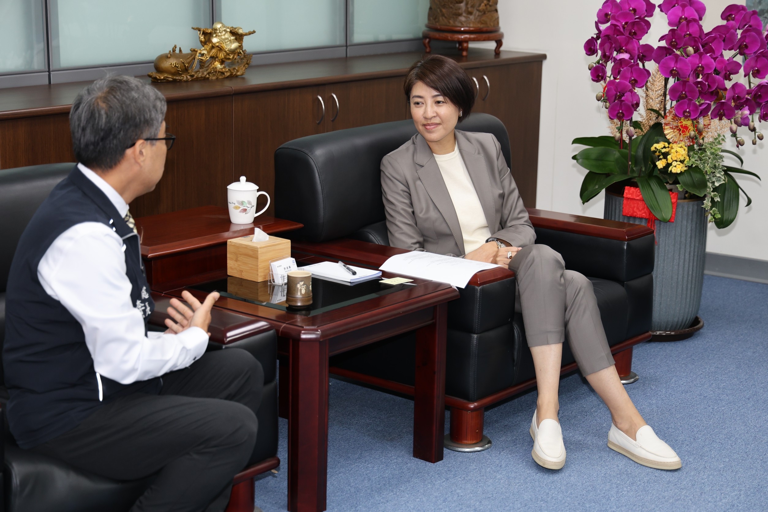 《圖說》南投縣榮服處長李毓錫拜會許淑華縣長,期許雙方持續保持密切合作,共同為榮民眷打造優質、綿密的照顧網絡。〈南投縣榮服處〉