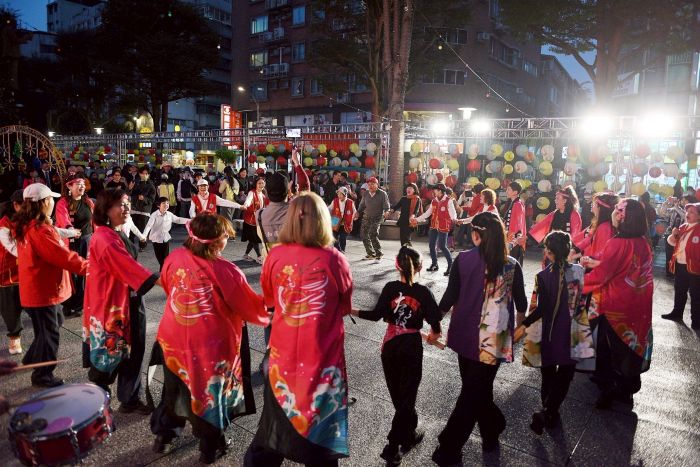 《圖說》永和新春燈會點燈儀式熱情民眾圍舞歡樂 。〈永和區公所提供〉