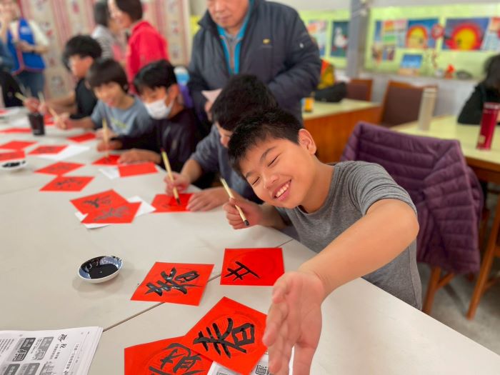 《圖說》「嘉寶祖孫學堂」場次，充分展謝青銀世代共學的童趣。〈林口區公所提供〉