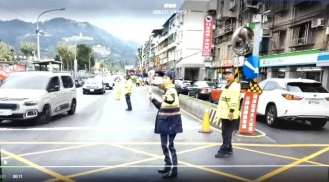 《圖說》烘爐地南山福德宮，春節期間香火鼎盛，中和警加強交通疏導，全力守護交通順暢與市民安全。〈中和分局提供〉