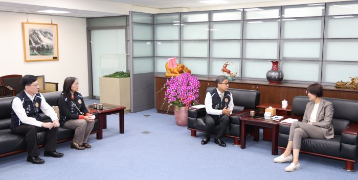 《圖說》南投縣榮服處與縣府交流榮民眷服務照顧工作。〈南投縣榮服處〉