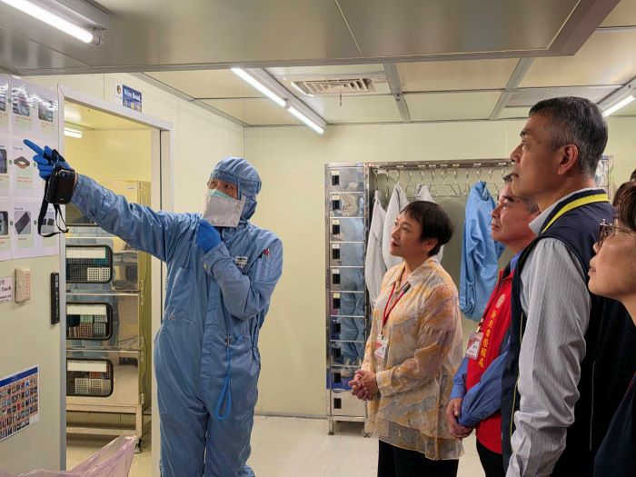 《圖說》池玉蘭處長一行實地參訪日月光訓練學校，由講師說明半導體製程作業流程及工作環境，增進對高科技產業現況與職缺內容之了解。〈新北榮服處提供〉