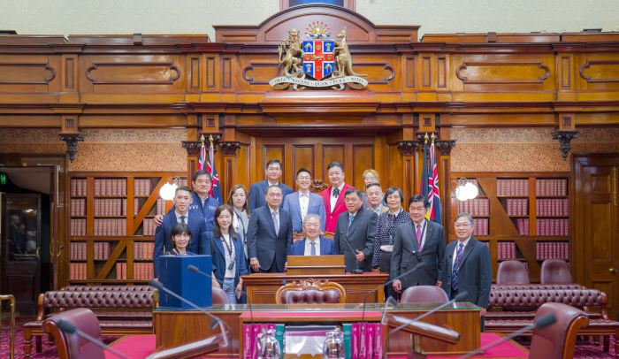 《圖說》新北市府會團隊參訪澳洲新南威爾斯州議會合影，中坐者議長蔣根煌。〈新聞局提供〉