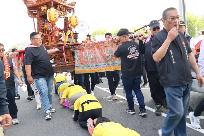 2026媽祖駕道福佑國道遶境西螺服務區 眾多鄉親鑽轎腳祈福 