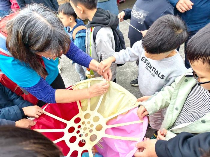 《圖說》師生共同實作永續天燈，培養解決問題能力與公民責任感。〈教育局提供〉