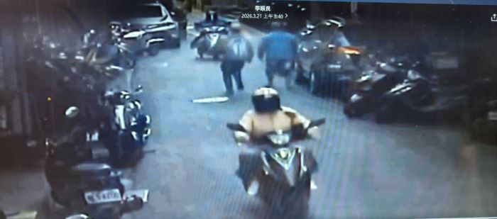 《圖說》板車手棄置款項轉身逃逸，板橋警迅速上前包夾，當場將其壓制逮捕。〈板橋分局提供〉