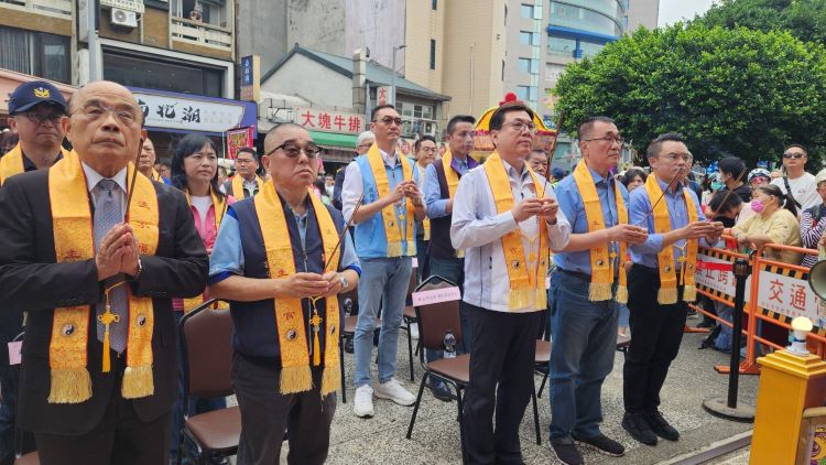 《圖說》副市長劉和然代表市長前往淡水老街廣場，出席「淡水福佑宮丙午年淡水媽祈安遶境」；為媽祖暖壽並恭迎淡水媽聖駕上轎。〈名政局提供〉