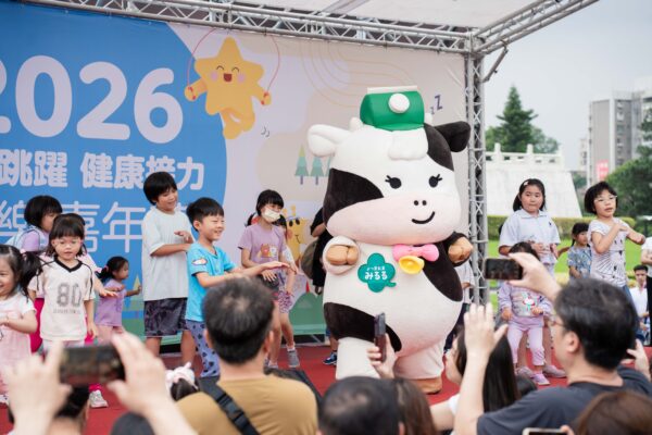 （現場互動遊戲區吸引眾多家庭共襄盛舉，讓小朋友們在趣味體驗中培養手眼協調的能力。/品牌提供）