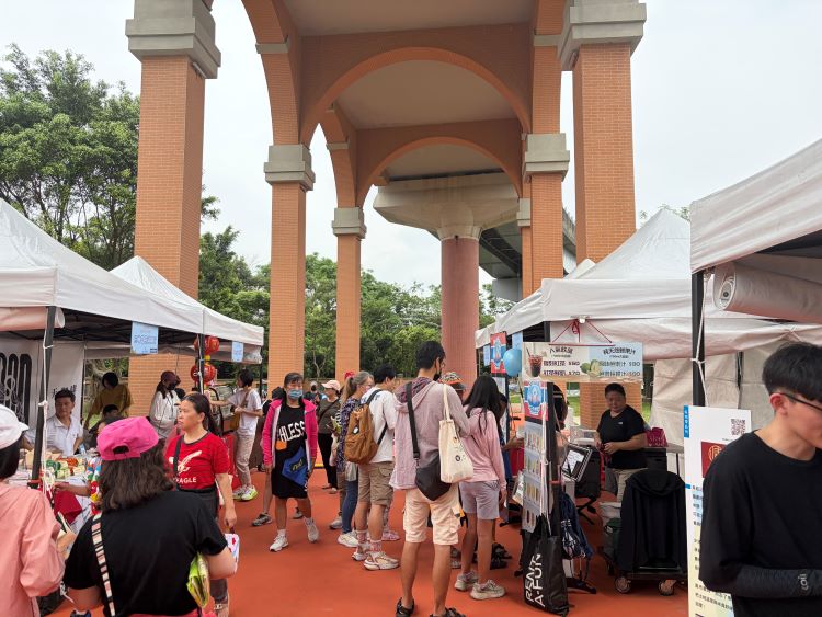 《圖說》飛鳶野餐音樂會千人聚集嗨翻北大。〈捷運局提供〉