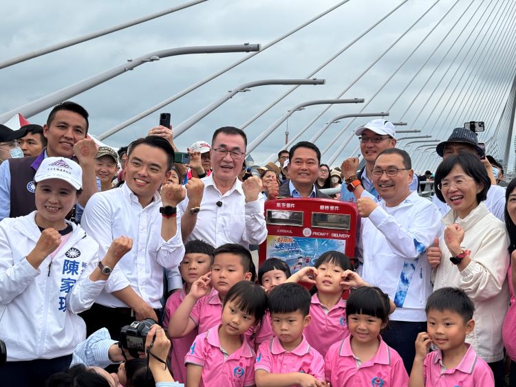 《圖說》侯友宜市長與幼兒園小朋友一起在紀念明信片上寫下願望、蓋下紀念戳章，投入郵筒，寄託對未來的憧憬。〈民政局提供〉