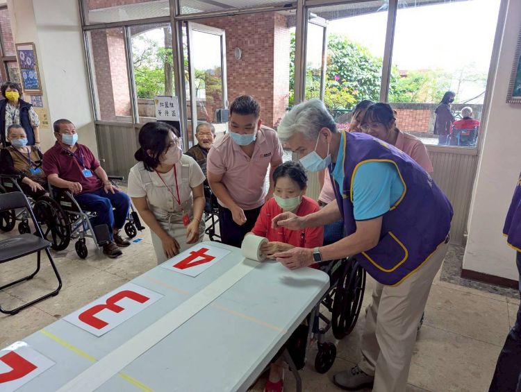 《圖說》陳据湖處長與長者混合組隊，透過彼此合作與互動，不僅拉近距離，也讓現場氣氛熱絡溫馨。〈台電基隆區處提供〉