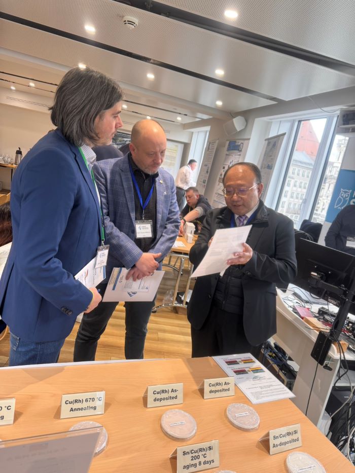 《圖說》林宗新副教授於展會現場與學者交流,展現研究實力與國際能見度。〈龍華科大提供〉