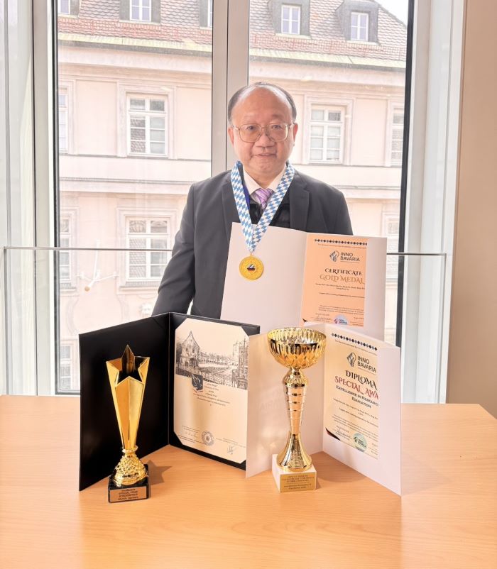 《圖說》林宗新副教授與獲頒之金牌及特別獎合影留念,成果亮眼。〈龍華科大提供〉