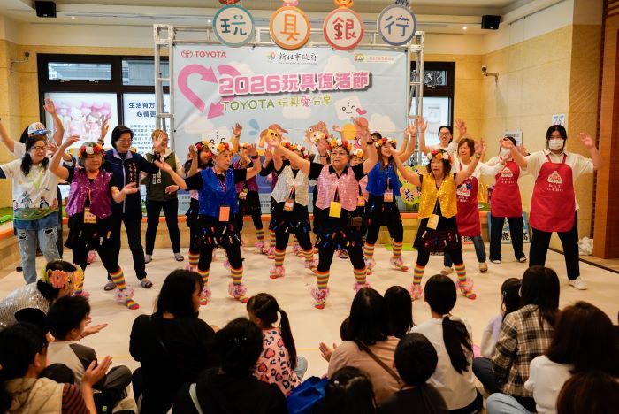 《圖說》「玩具復活節」由馨窩石門尖鹿站的長者，以充滿生命力的舞蹈為活動開場。〈社會局提供〉