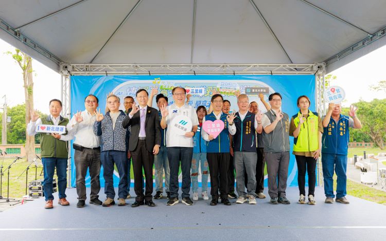 《圖說》「微笑三鶯 樂享未來」飛鳶野餐音樂會貴賓合影，中為捷運局長李政安。〈捷運局提供〉