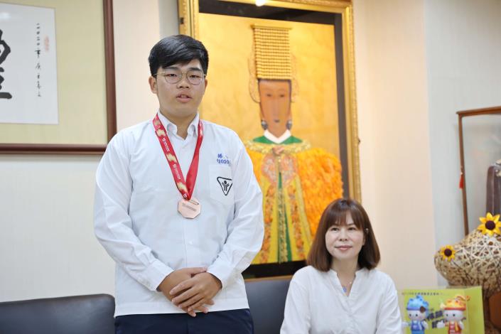 揚子高中吳育朋同學自國中起投入校內志工服務