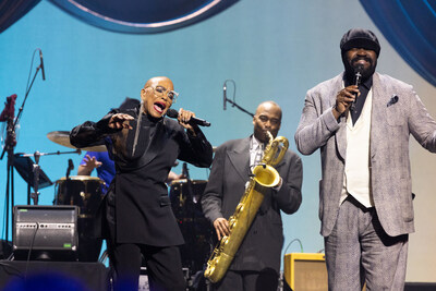 於芝加哥國際爵士樂日環球音樂會上,Dee Dee Bridgewater、James Carter 與 Gregory Porter 傾情演繹 Ramsey Lewis 的名作《The In-Crowd》 — © Steve Mundinger 於芝加哥國際爵士樂日環球音樂會上,Dee Dee Bridgewater、James Carter 與 Gregory Porter 傾情演繹 Ramsey Lewis 的名作《The In-Crowd》 — © Steve Mundinger