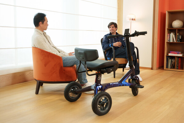 dashmoto® 創辦人 Kim Ng 向 Williams Racing 車手 Carlos Sainz 正式揭曉 dash 3 Williams 版。