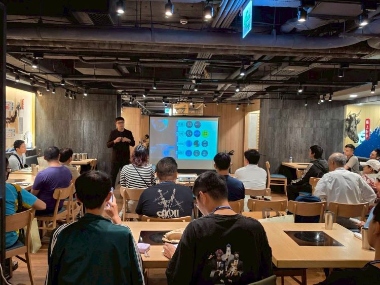 《圖說》王品集團青花驕事業處黃德華區經理向參加人員說明企業文化、職缺內容及教育訓練制度。〈新北榮服處提供〉
