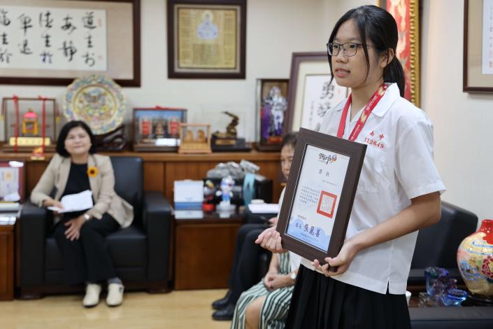 斗南高中關宜炘同學長期參與志願服務，結合音樂專長發起「吉音響愛」公益活動，展現行動力與整合能力