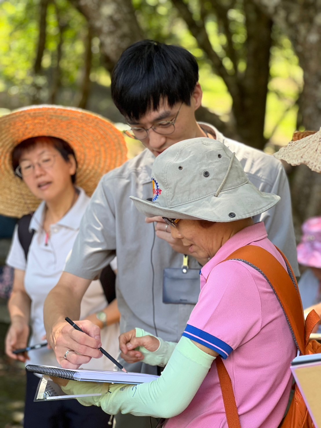 自比「皮克敏」細心採證!中壢分局女警許淑婷獲選桃園鑑識楷模 圖1、跟著插畫家的腳步觀察森林生態、紀錄自然。